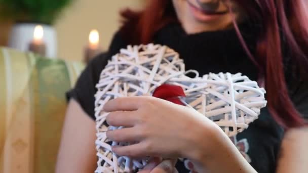 Regalo de San Valentín Joven niña sosteniendo el corazón de madera blanca con pétalos de rosa — Vídeos de Stock