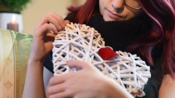 Regalo de San Valentín Joven niña sosteniendo el corazón de madera blanca con pétalos de rosa — Vídeos de Stock