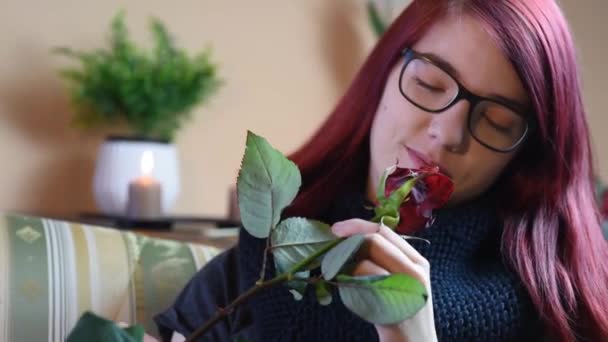 Valentine dárek. Mladá dívka vonící na červené růže — Stock video