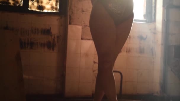 Wanita berpose di depan jendela tua backlit model telanjang perempuan — Stok Video