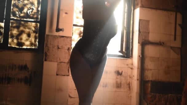 Γυναίκα που ποζάρει στο μέτωπο των παλαιών με οπίσθιο φωτισμό παράθυρο γυναικείο γυμνό μοντέλο — Αρχείο Βίντεο