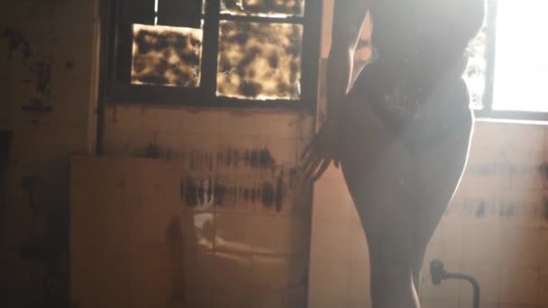 Kvinna poserar framför gamla fönster bakgrundsbelyst kvinnlig nakenmodell — Stockvideo