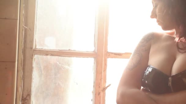 Kobieta Przodu Pozowanie Stare Okna Podświetlany Nagie Modelki Ciepłych Promieni — Wideo stockowe
