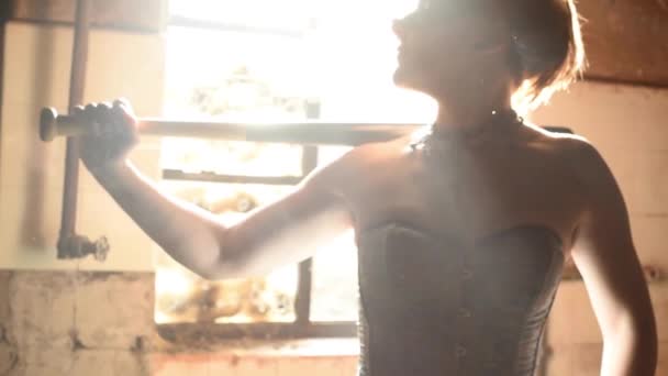 Женщина позирует перед старым окном с подсветкой женской обнаженной модели — стоковое видео