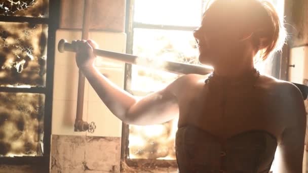 Žena pózuje před starých okno podsvícení nahá modelka — Stock video