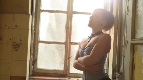 Žena pózuje před starých okno podsvícení nahá modelka — Stock video
