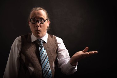 Komik inek veya boş el ile kamera doğru seyir geek