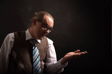 Komik inek ya da geek için boş el arıyorum