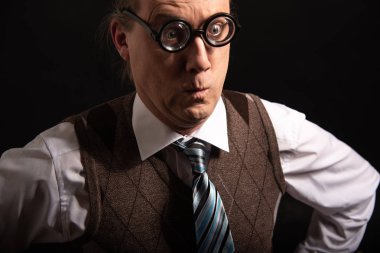 Komik inek veya kamera üzerinden seyir ve düşünme geek