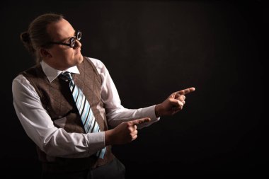 Komik inek veya boş uzayına parmak ile işaret geek