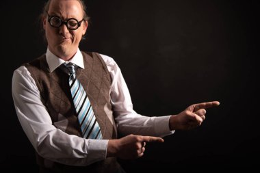 Komik inek veya boş uzayına parmak ile işaret geek