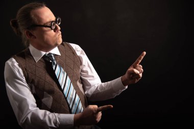 Komik inek veya boş uzayına parmak ile işaret geek