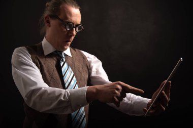 Komik inek veya tablet ile boş yer tutucu seyir geek