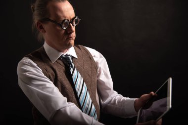 Komik inek veya tablet ile boş yer tutucu seyir geek