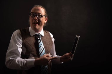 Komik inek veya tablet ile boş yer tutucu seyir geek