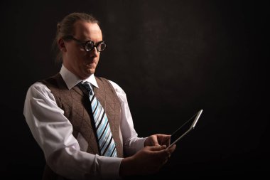 Komik inek veya tablet ile boş yer tutucu seyir geek