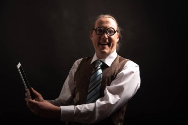 Komik inek veya tablet ile boş yer tutucu seyir geek