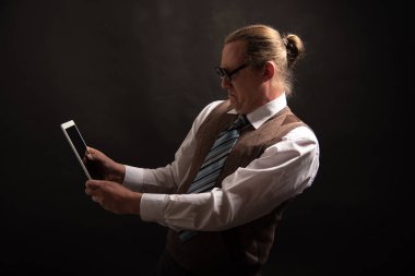 Komik inek veya tablet ile boş yer tutucu seyir geek