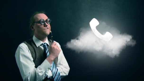 Divertido nerd o friki mirando a la nube voladora con el icono del teléfono giratorio — Vídeo de stock