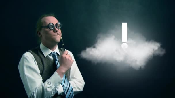 Rolig nörd eller geek som ser att flying cloud med roterande utropstecken — Stockvideo