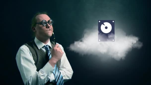 Divertido nerd o friki mirando a la nube voladora con el icono de disco duro giratorio — Vídeos de Stock