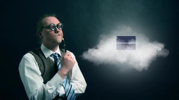 Grappige nerd of geek op zoek naar flying cloud met roterende gegevens pictogram — Stockvideo