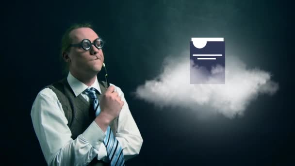 Nerd drôle ou geek regardant vers nuage volant avec icône de document rotative — Video