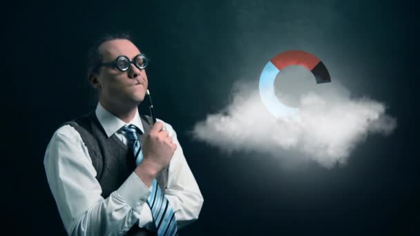 Divertido nerd o friki mirando a la nube voladora con giratorio icono gráfico circular — Vídeo de stock