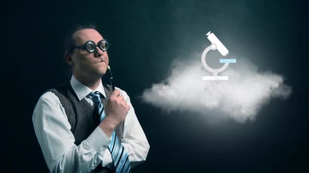 Αστεία nerd ή geek ψάχνει να φέρουν σύννεφο με περιστρεφόμενο εικονίδιο μικροσκόπιο — Αρχείο Βίντεο