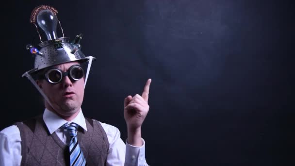 Nerd s kloboukem hliníkové ukazující prstem na prázdný zástupný symbol pro animace — Stock video