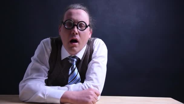 Overwerkt nerd stort op de tabel burnout — Stockvideo