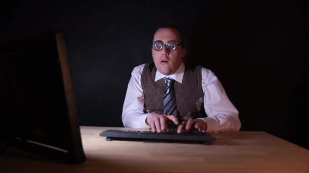 Nerd sitzt am PC und tippt — Stockvideo