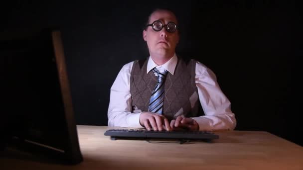 NERD сидить за столом і дуже сердитий — стокове відео