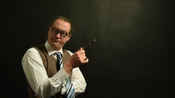 Nachdenklicher Nerd-Chef mit Stift denkt nach — Stockvideo