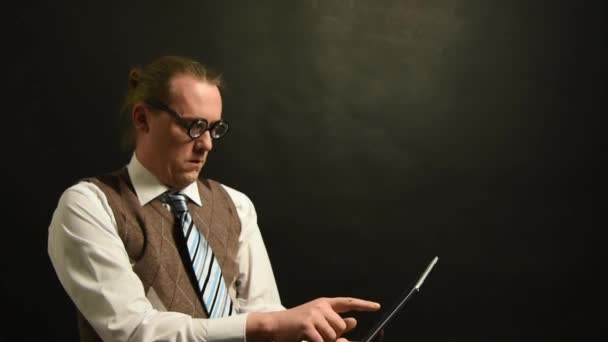 Nerd Boss com seu tablet oprimido pela informação — Vídeo de Stock