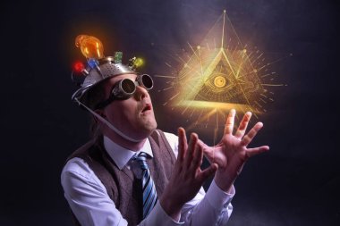 Alüminyum folyo baş ve illuminati işareti ile takım elbise perişan görünümlü komplo inanan