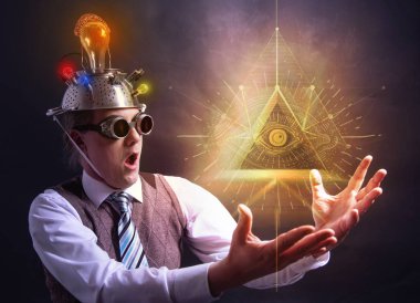 Alüminyum folyo baş ve illuminati işareti ile takım elbise perişan görünümlü komplo inanan