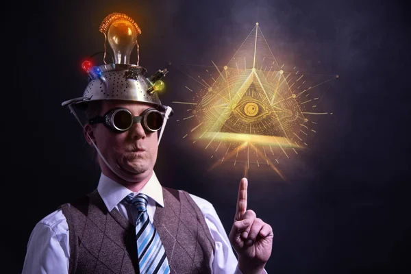 Alüminyum folyo baş ve illuminati işareti ile takım elbise perişan görünümlü komplo inanan — Stok fotoğraf