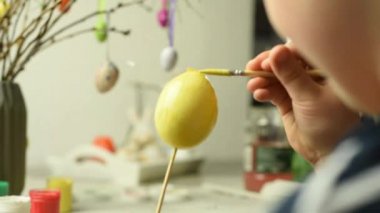 Genç çocuk yumurta boyama