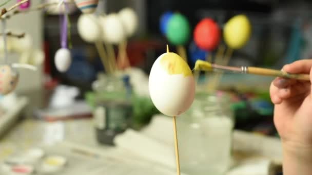 Niño pequeño pintando huevos de Pascua — Vídeo de stock