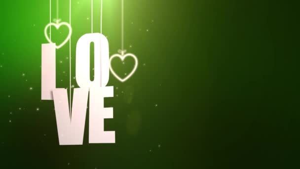 Kärlek bokstäver hänger på strängen som faller från taket med gröna backgound — Stockvideo