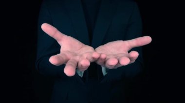 İş Adamı kameraya doğru el ele tutuşuyor