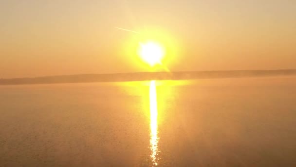 Vue aérienne d'un hélicoptère volant pendant un magnifique coucher de soleil en Allemagne — Video