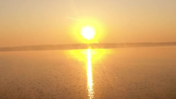 Εναέρια θέα του ελικοπτέρου που πετάει κατά τη διάρκεια του πανέμορφου ηλιοβασιλέματος στη Γερμανία — Αρχείο Βίντεο