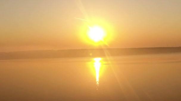 Luftaufnahme eines Hubschrauberflugs bei herrlichem Sonnenuntergang in Deutschland — Stockvideo