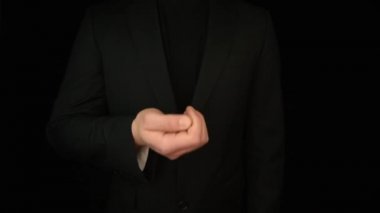 Farklı el hareketleri gösteren işadamı