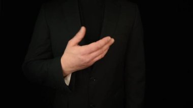 Farklı el hareketleri gösteren işadamı