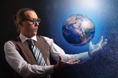 Evrene ve dünya gezegenine bakan komik bilim adamı