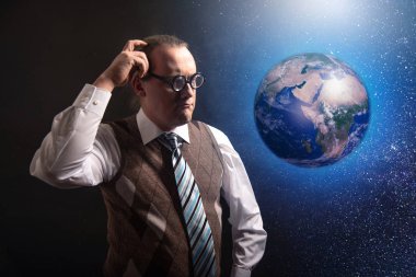 Evrene ve dünya gezegenine bakan komik bilim adamı