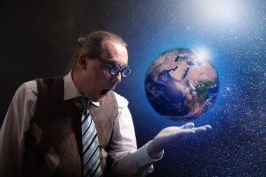 Evrene ve dünya gezegenine bakan komik bilim adamı